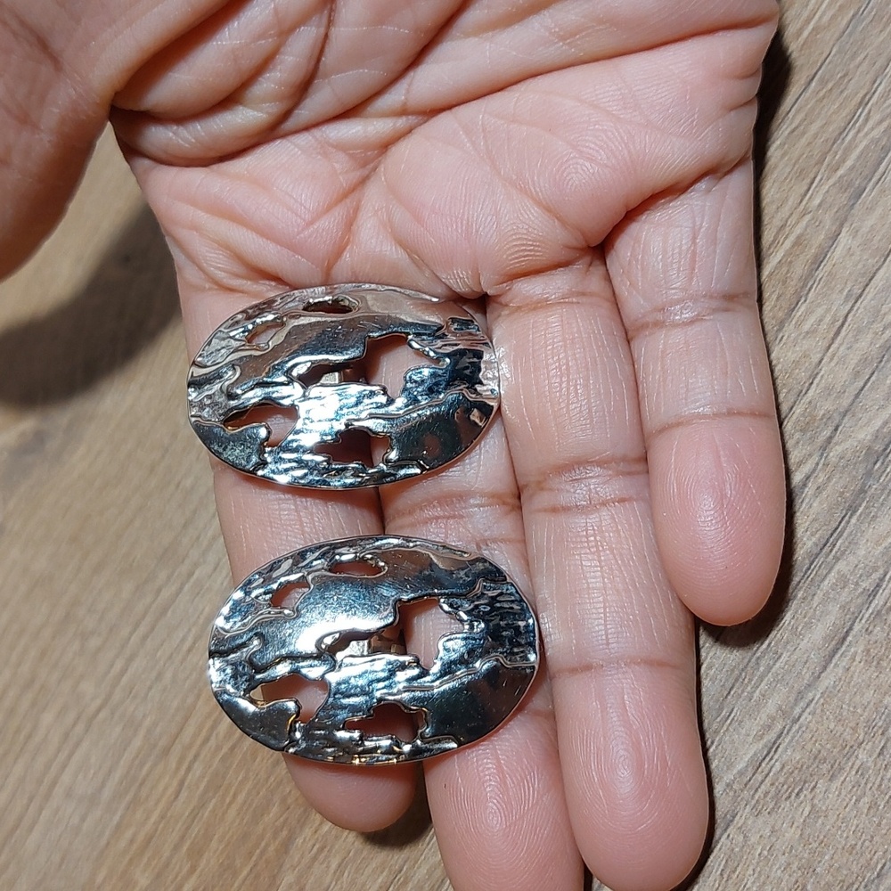 Vintage Textured Cutout Detailing Oval Shaped Silver Tone Clip On Earrings - Picture 3 of 6